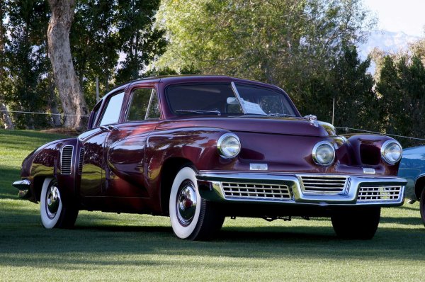 Основана от Престън Тъкър (1903-1956), компанията планира да пусне голям седан със задно разположен двигател, наречен 48, пълен с иновации като насочващ фар, добавен в средата на предната част, подплатено табло, ролбар, интегриран в покрива, предно стъкло, изработено от нечуплив материал.

Безопасността е претенцията на Tucker за слава, но усилията на фирмата за набиране на средства привличат вниманието на американското правителство. Все компанията продава аксесоари като радио и калъфи за седалки, преди да започне производство - съмнителна практика. Тома води до съд някои от висшите ръководители на компанията. Въпреки че обвиненията са оттеглени, лошата реклама забива последния пирон в ковчега на Tucker  след едва 51 коли .